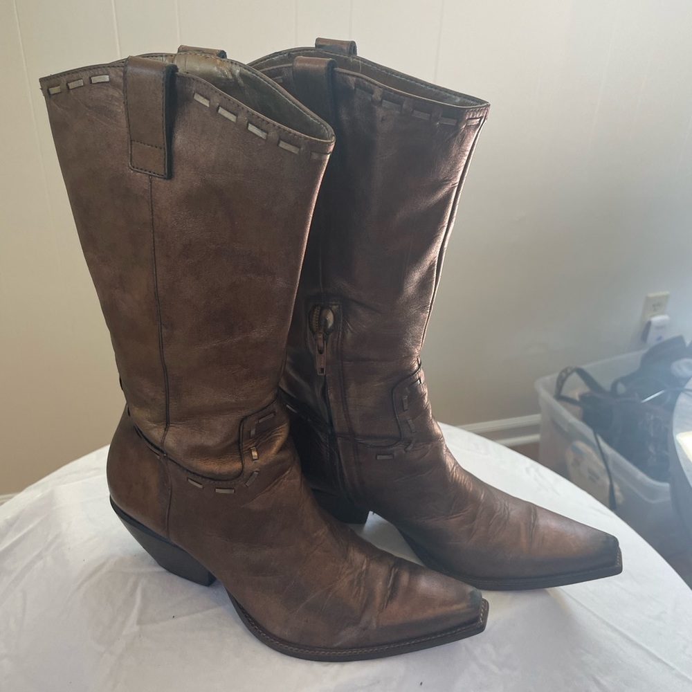 BRONZE BCBG BOOTS W 8.5